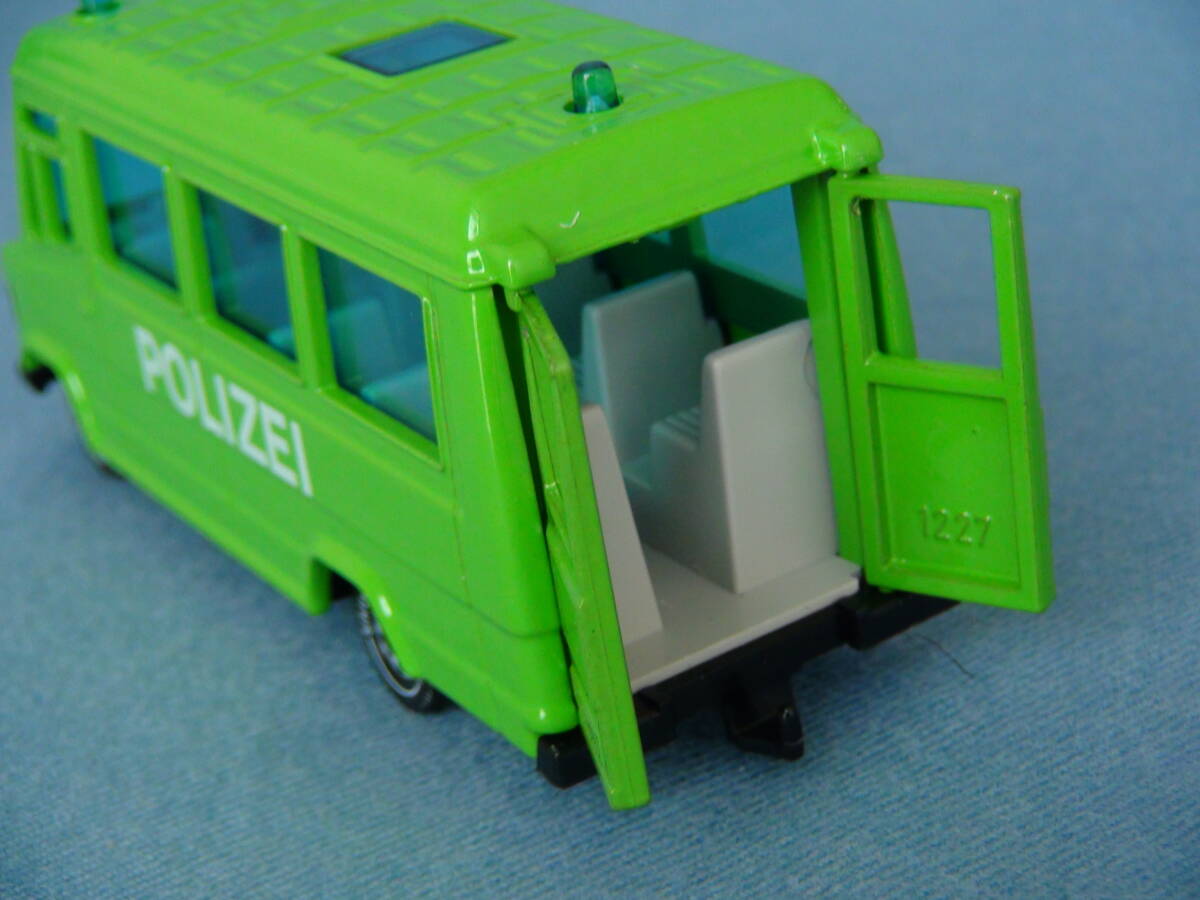 【希少】1980年代西ドイツSIKUジク1/55メルセデス・ベンツ809D型POLIZEI警察用ミニバス/人員輸送車・希少色黄緑・美品/箱付の画像4