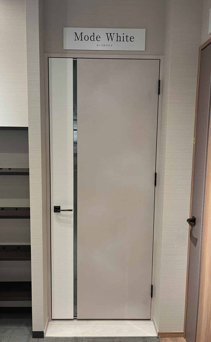 DBF02-10 ◇ 885*2130(枠外) ◇ 室内ドア ◇ 右吊ドア ◇ 枠付 ◇ ハンドル付 ◇ ガラス付 ◇ 展示品