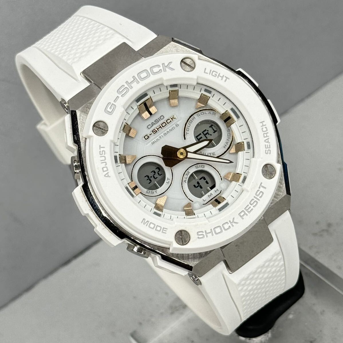 極美品 G-SHOCK GST-W300G-7AJF Gスチール G-STEELタフソーラー 電波受信 電波ソーラー マルチバンド6 アナデジ ホワイト ゴールド _画像2