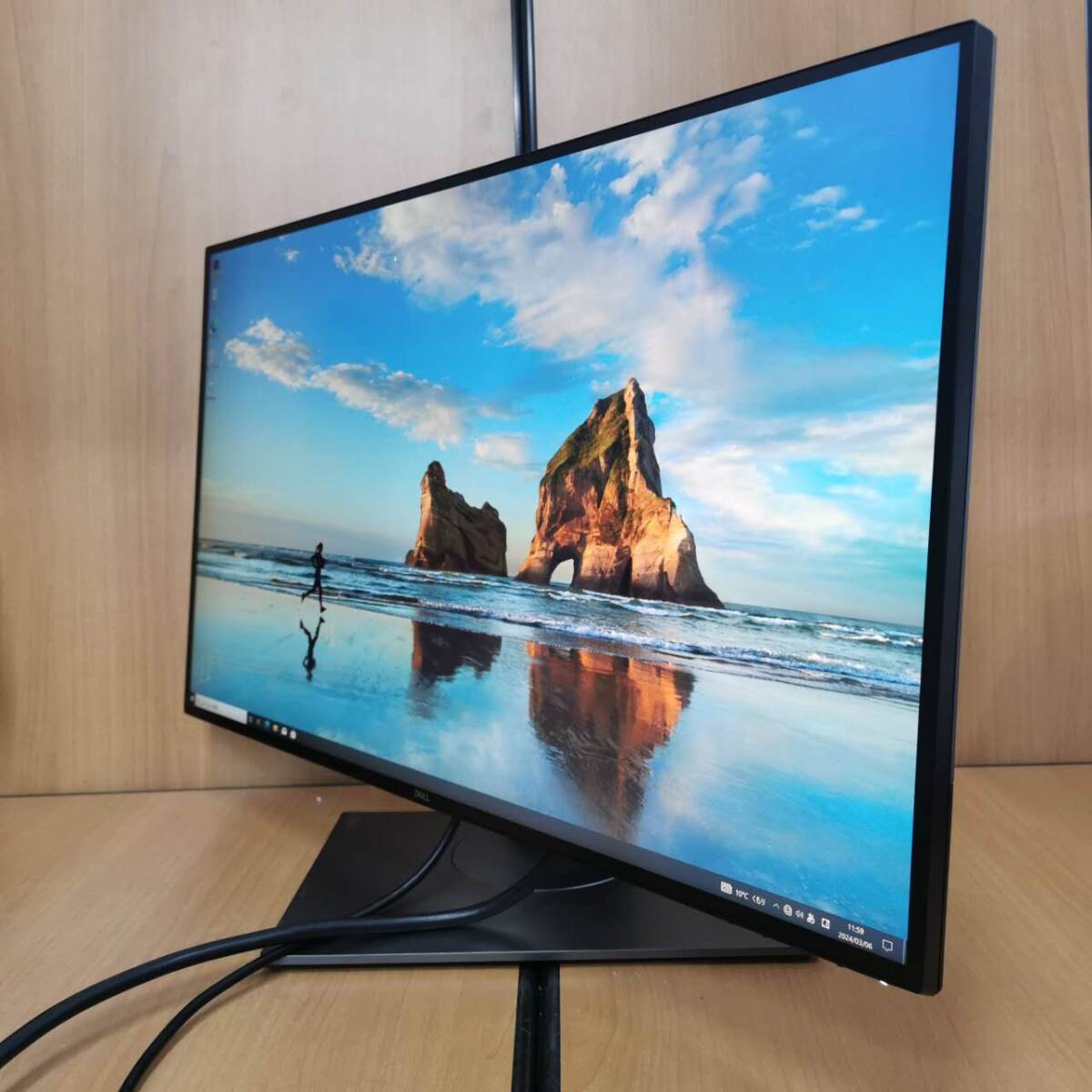 4K Dell Monitor U2718Q 27インチ 4K 3840x2160 IPS 非光沢 高さ調整 回転 DP,mDP,HDMI 中古モニター_画像2