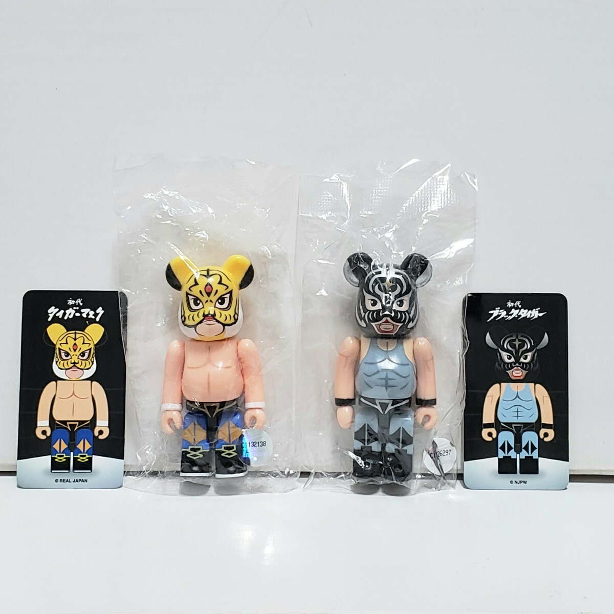 BE@RBRICK ベアブリック Series シリーズ34 初代タイガーマスク&初代ブラックタイガー 表裏 2体セット 100% 内袋未開封_画像1