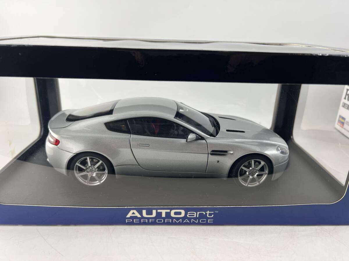未使用　保管品　AUTOart オートアート 1/18 Aston Martin アストンマーティン V8 ヴァンテージ シルバー 70201　ミニカー　１円～　C_画像1