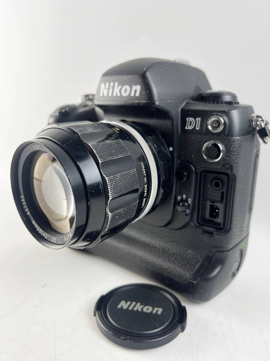 Nikon D1 ボディ デジタル一眼レフカメラ　１円～　レンズ　1：2.5　105ｍｍ_画像1