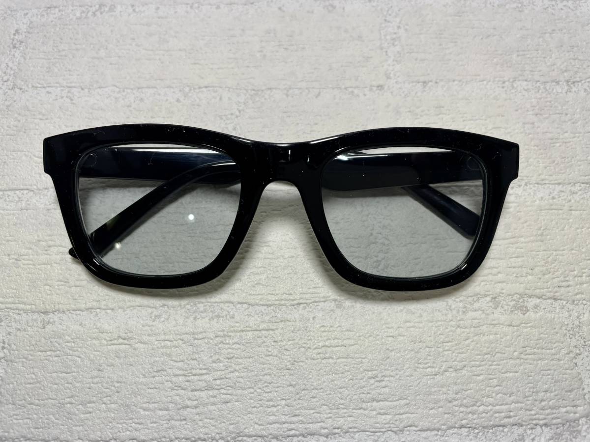  man. I wear big u Erin ton black frame UV light gray lens Ⅱ