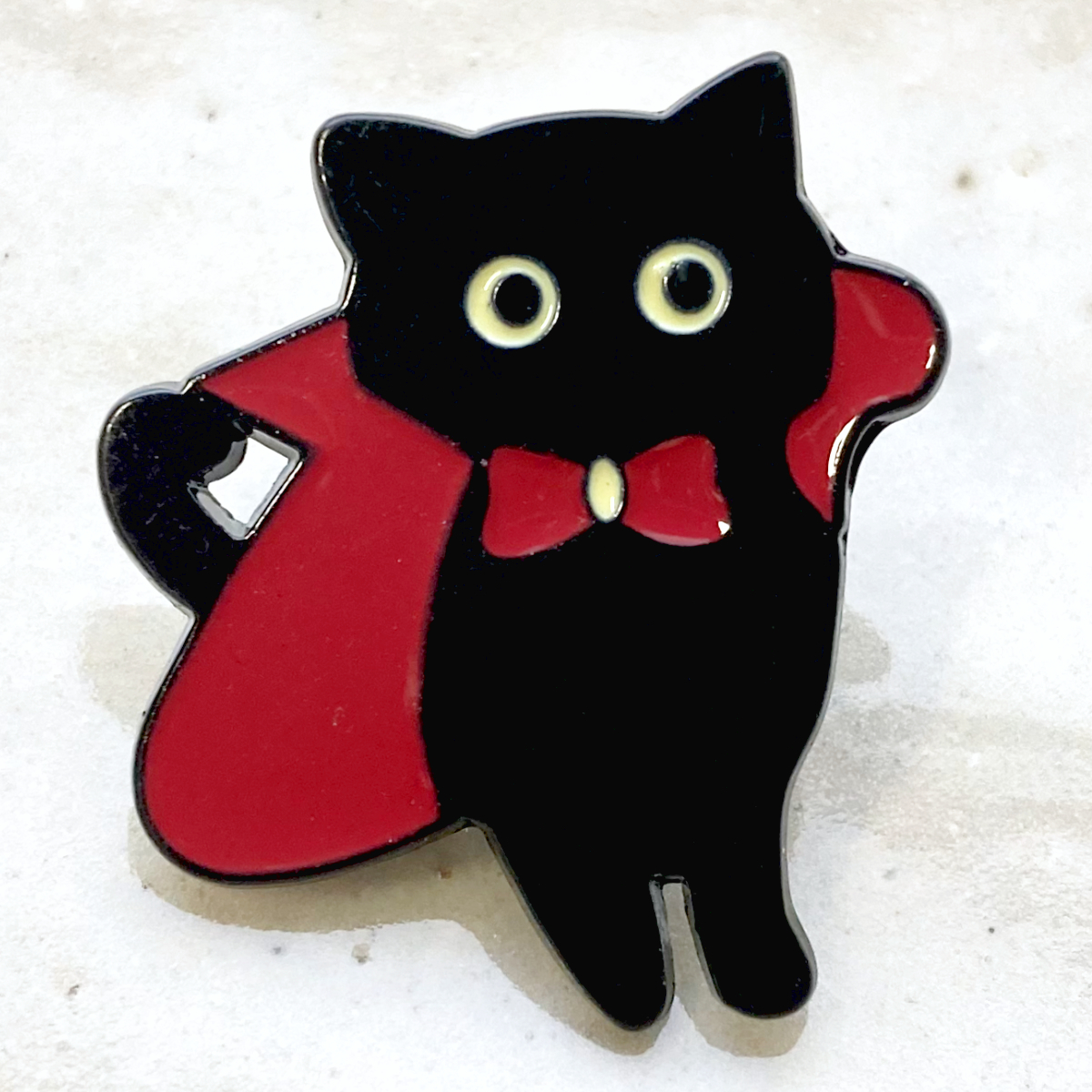 赤マントの黒猫　ネコ伯爵◆ピンバッジ　ピンズ　バッチ　ブローチ◆かわいいニャンコ　いたずらクロネコ_画像1