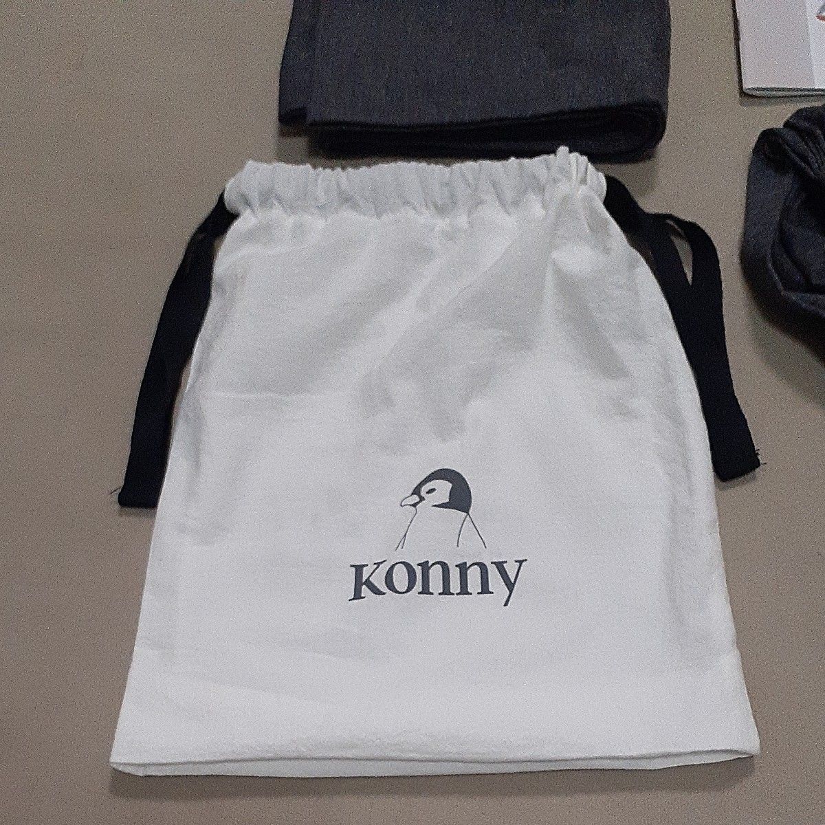 【新品未使用取説有り】Konny コニー　抱っこひも　サイズ調整可能　お洒落　XSーXL　フリーサイズ　ペンギン　グレー　抱っこ紐