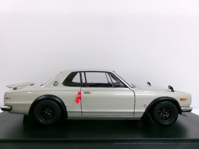 オートアート 1/18 ニッサン スカイライン 2000 GT-R (KPGC10) チューンドVer. ワタナベホイール (5125-571)の画像3