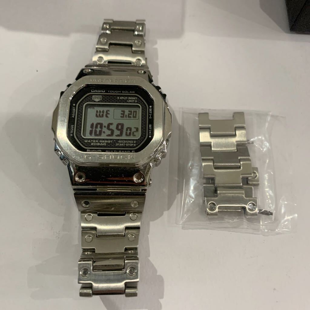 中古品 G-SHOCK GMW-B5000D-1JF Bluetooth 搭載 フルメタル 電波ソーラー メンズ シルバー色 箱付き 稼働品 casio カシオの画像2