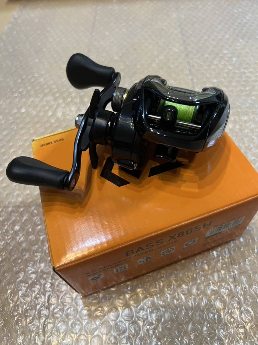 【新品未使用】ダイワ BASS X80SH DAIWA 右ハンドル ベイトリール ブラックバス ソルト 穴釣り/Apple イヤホン/USBマルチハブ/おまけ多数!!_画像4