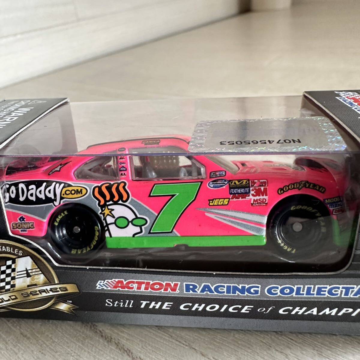 【A0310-9】未開封品『Action 1/64 ナスカー Danica Patrick #7 GoDaddy Pink 2012 NX728656PDP』ミニカー レーシングカー_画像5