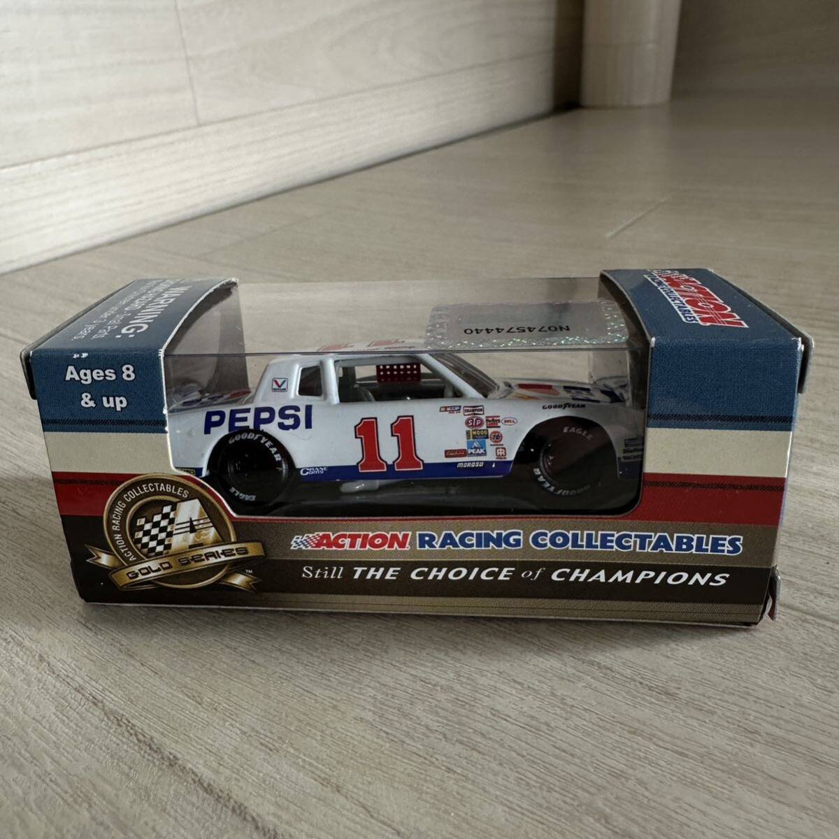 【A0314-43】未開封品『Action 1/64 ナスカー Darrell Waltrip #11 Pepsi (White) 1983 Monte Carlo C112866PEDW』ミニカー レーシングカー_画像2