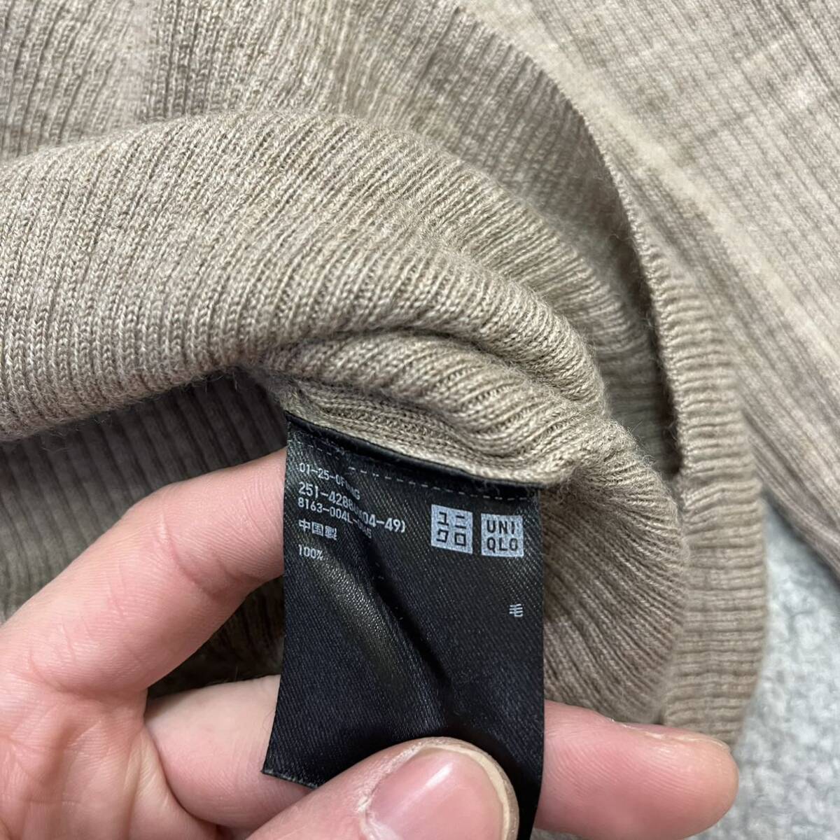 100円スタート♪ （14）UNIQLO ユニクロ タートルネックニット　サイズM ハイネックセーター　ハイゲージ　インナー　ベージュ　無地_画像4