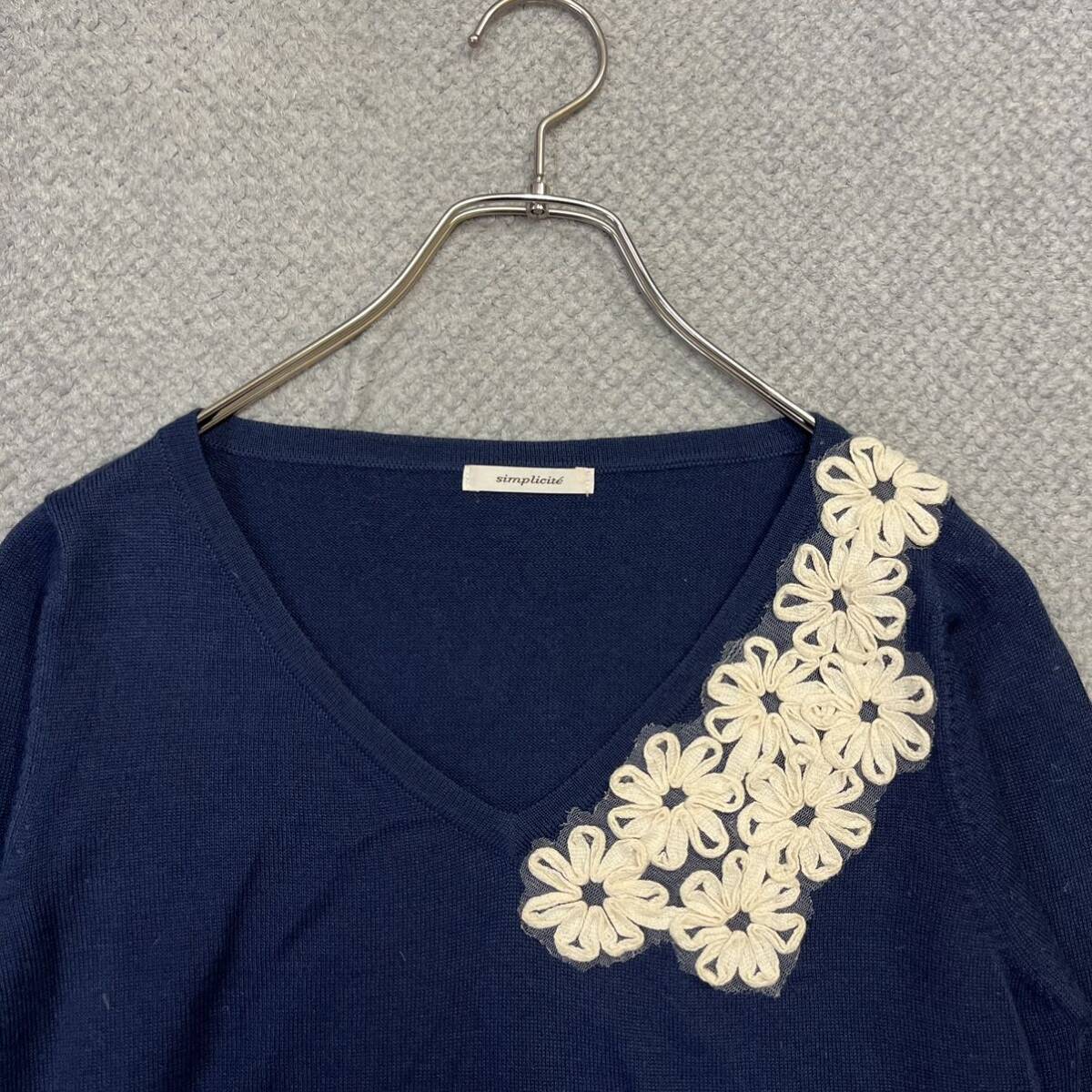 100円スタート♪ （15）simplicite シンプリシテェ 花柄レース刺繍 Vネックカットソー 薄手ニット サイズM相当 ブルー 青 レディース_画像5