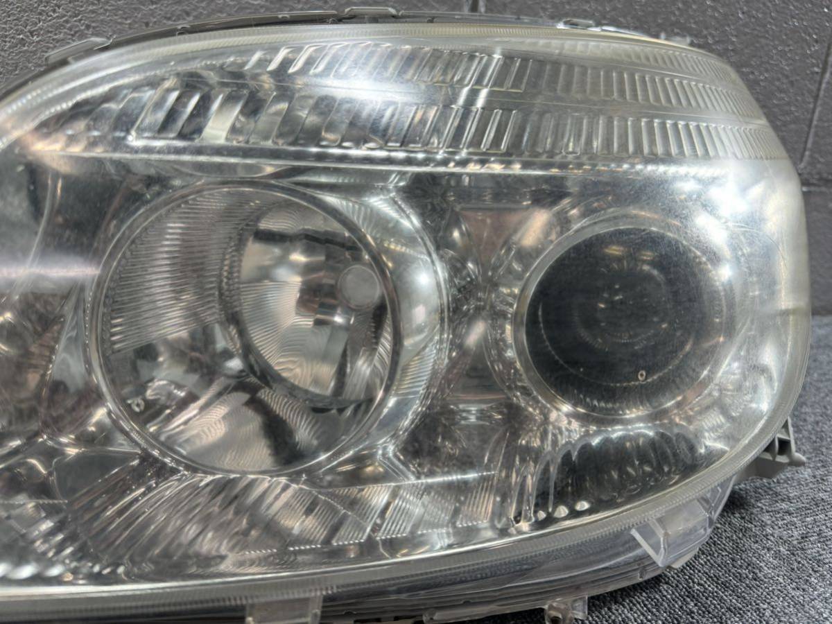 R60304 ラッシュ J200E 純正 ヘッドライト 左 HID STANLEY P6075 刻印 RK 取り付け破損無し_画像6