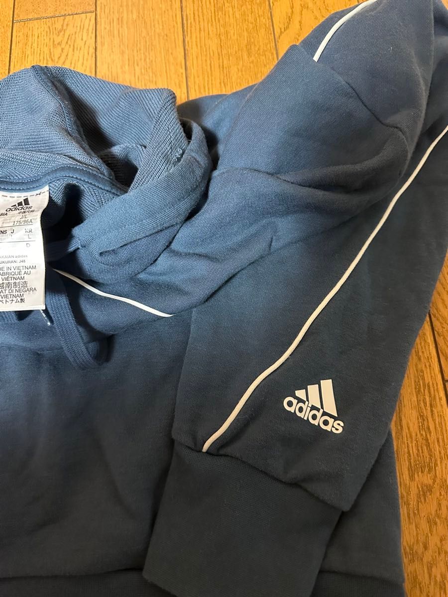 adidasのパーカーです