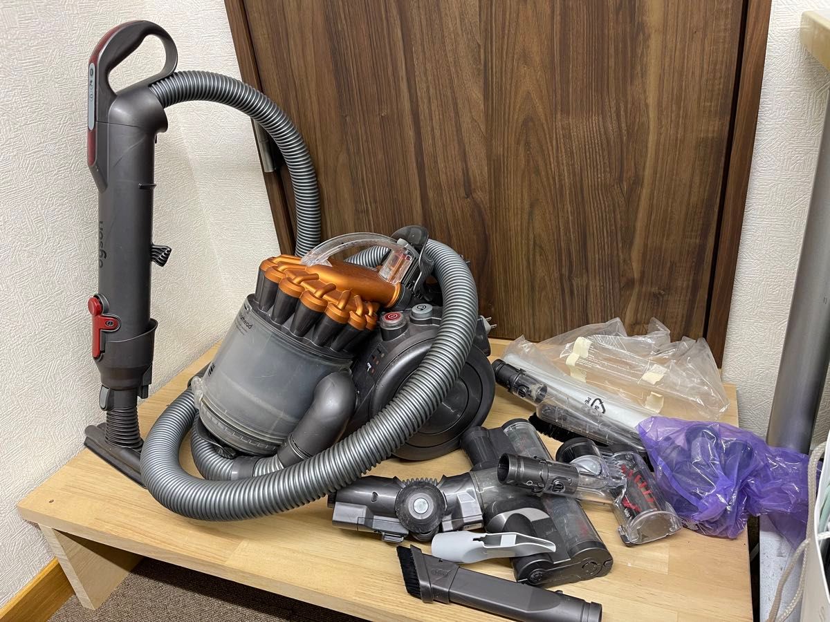 ダスト付きDysonダイソン掃除機DC22セット付属品沢山付き 格安中古 ダスト付きDysonダイソン掃除機DC22セット付属品沢山付き 格安中古
