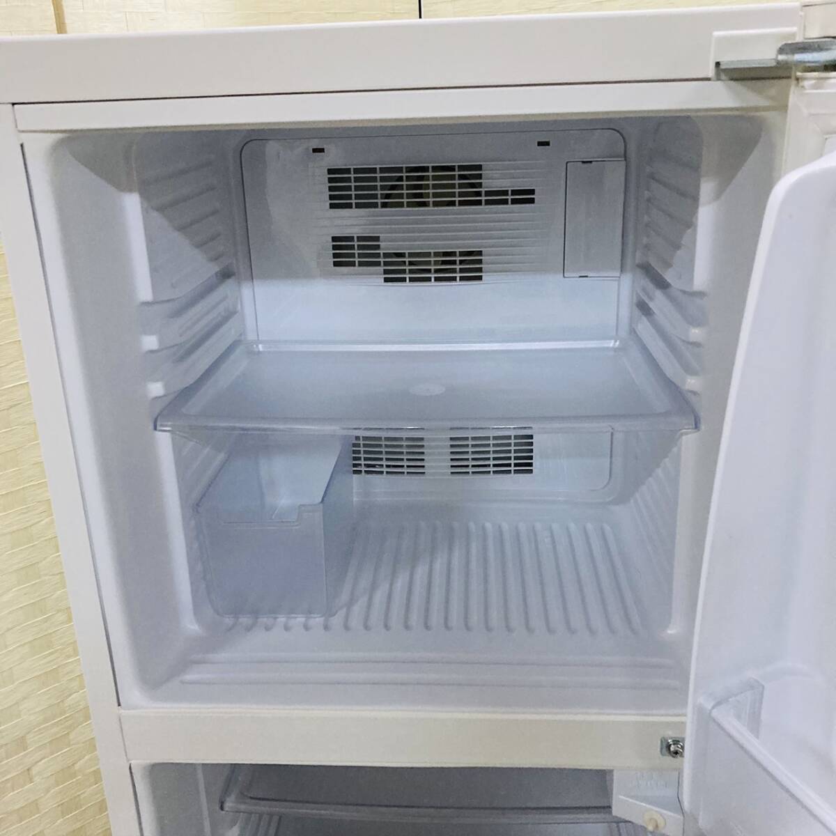 送料無料!!無印良品 137L ノンフロン電気冷蔵庫 AMJ-14D-1 MUJI 2ドア冷凍冷蔵庫 シンプルデザイン 動作品 2016年製/035-17_画像3