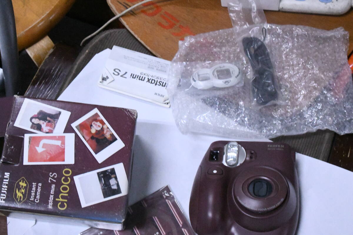 fujifilm Cheki 7s chocolate instant camera unused goods battery . is not 