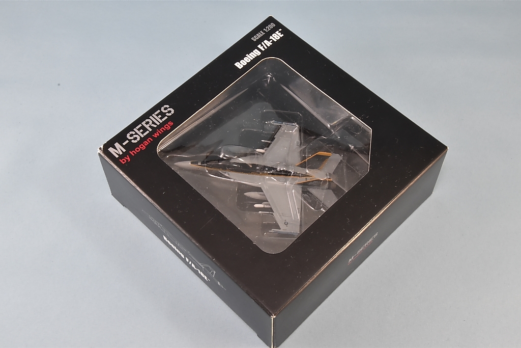 ☆美品 hogan 1／200 F／A-18E VFA-27 Royal Maces （シャークティース塗装）の画像1