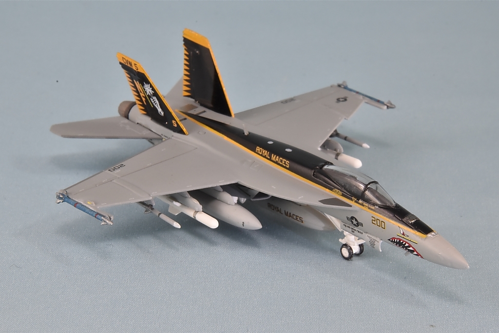 ☆美品 hogan 1／200 F／A-18E VFA-27 Royal Maces （シャークティース塗装）の画像7