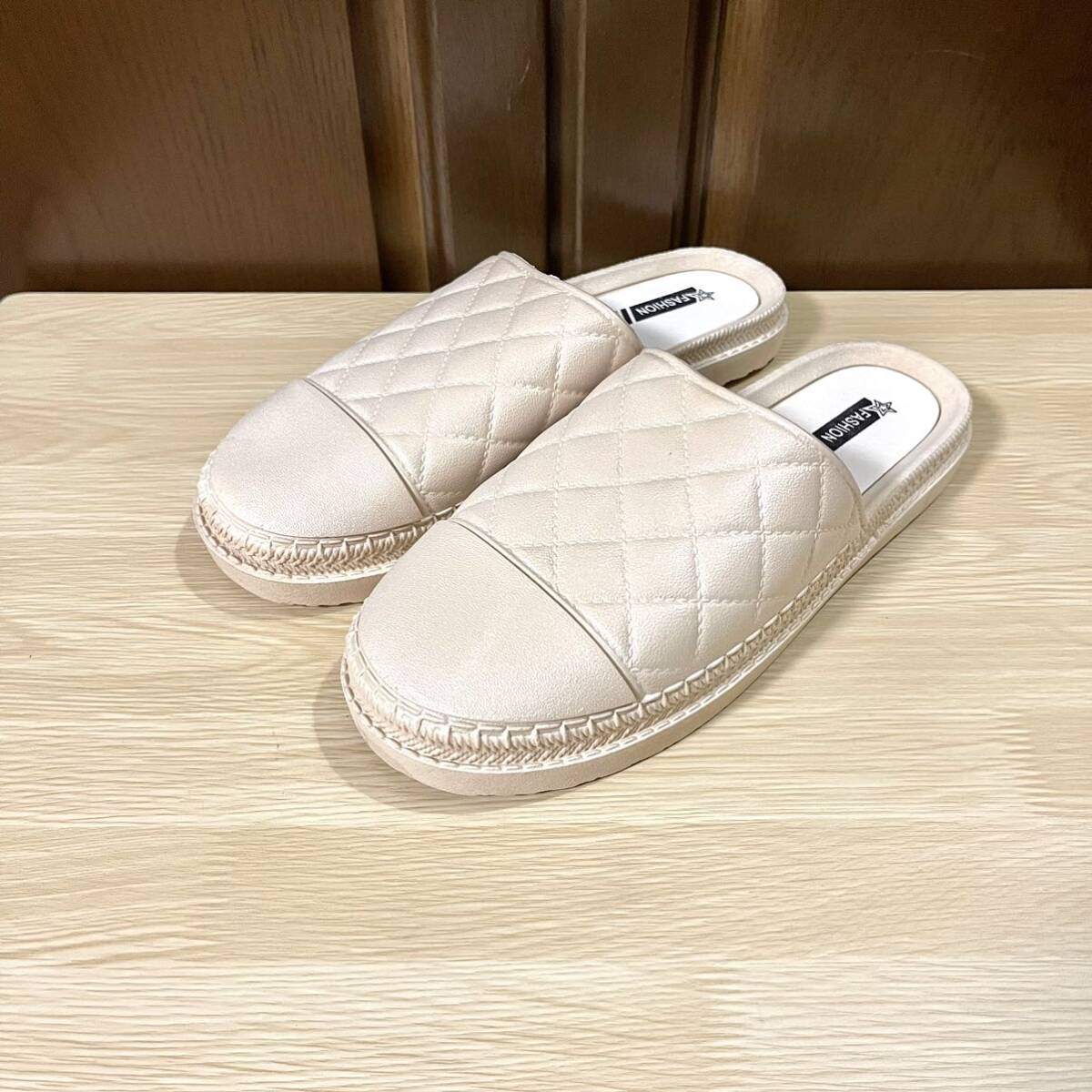  sandals lady's shower sandals out put on footwear veranda quilting design beige 24.5