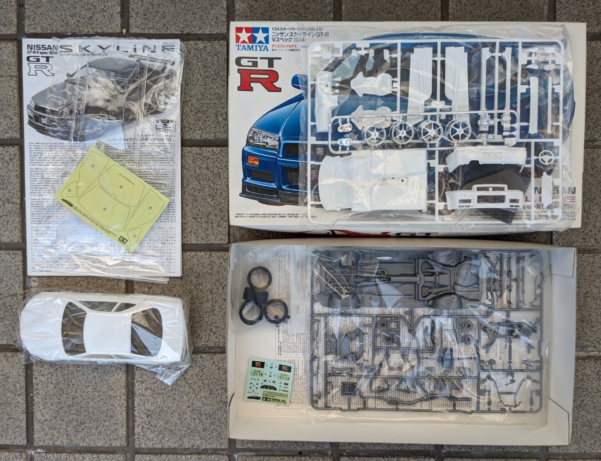 ［再出品］田宮模型 1/24 スポーツカー シリーズNo.210 ニッサン スカイライン GT-R Vスペック（R34）ディスプレイモデル_画像3