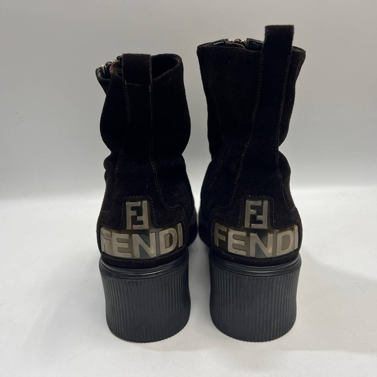 【美品】フェンディ　FENDI　ショートブーツ　スエード　センタージップ　ダークブラウン系　表記サイズ37.5？38？　踵ロゴ　　_画像5