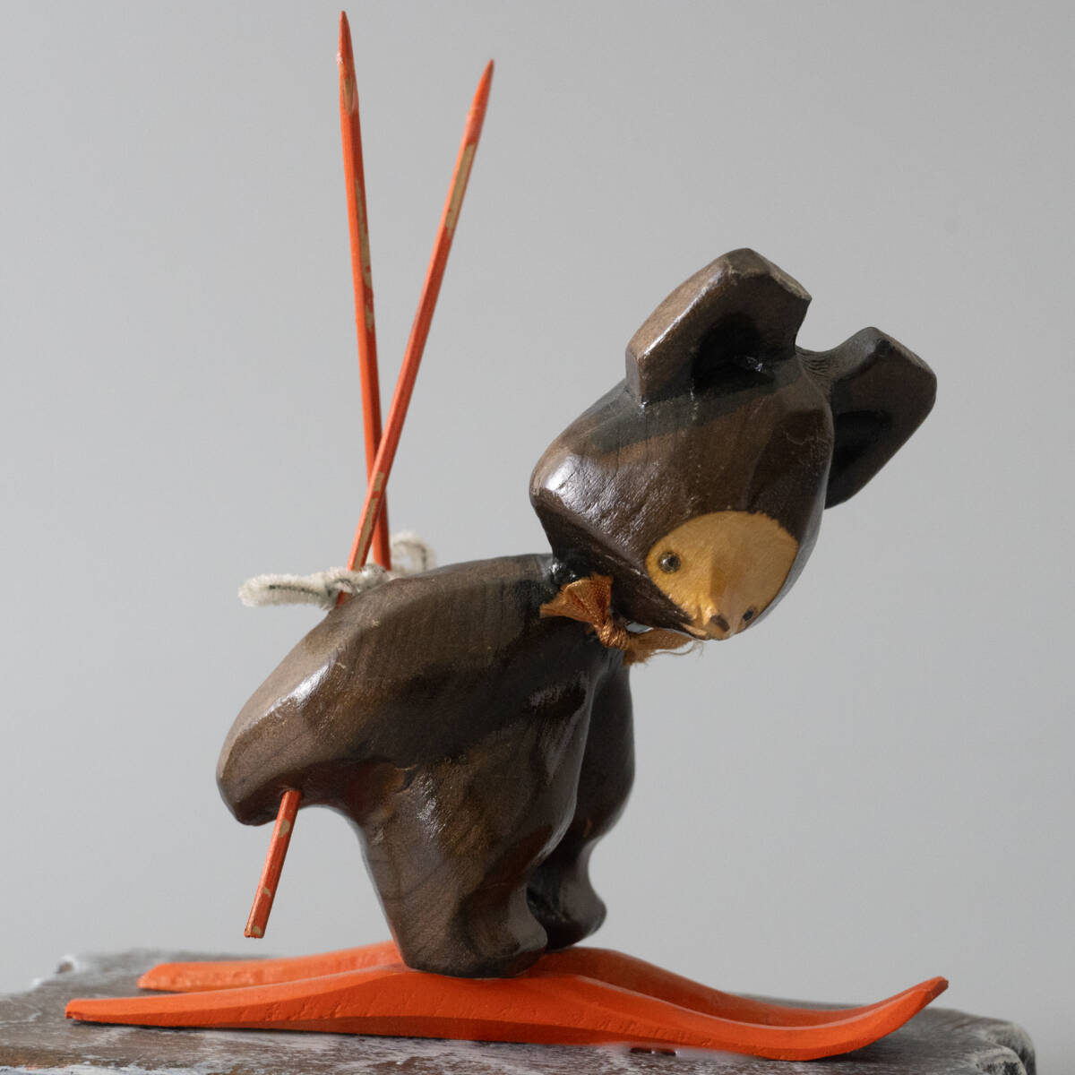 木彫の熊 北海道 民芸品 木彫り熊 木製彫刻 飾り オブジェ 置物 民藝 可愛い 木彫熊 スキー_画像2