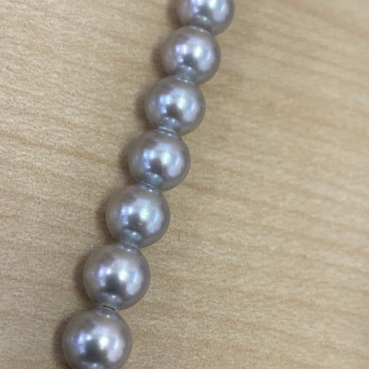 【☆T0313⑧】 パール？ 真珠？ ネックレス グレー 約6.5mm玉 アクセサリー 冠婚葬祭 汚れあり キズあり の画像4