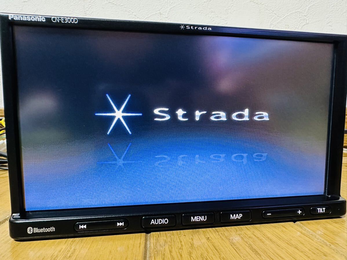 2018年発売モデル ストラーダ CN-E300D 1SEG Panasonic純正新品アンテナキット付 Bluetooth ハンズフリー_画像1