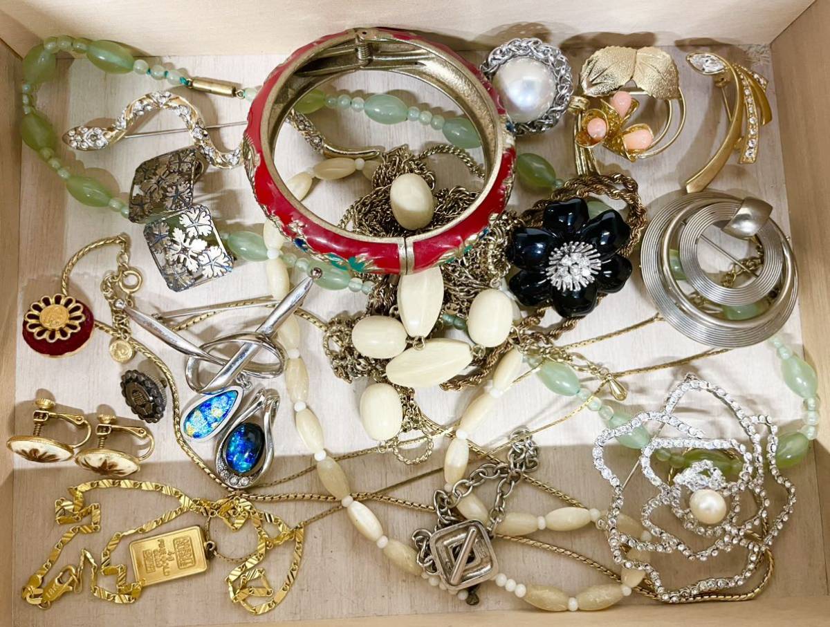 2st182 遺品整理品 アクセサリー 宝石 3.6kg まとめ売り MIKIMOTO 珊瑚 ブローチ タイピン ネックレス イヤリング 勲章 他 イミテーション