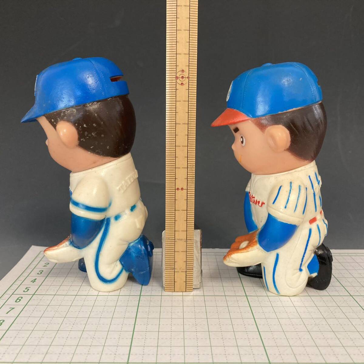 太陽神戸銀行 ノベルティ貯金箱２体 ソフビ人形（昔のプロ野球チームユニフォーム、横浜大洋ホエールズ、日本ハムファイターズ）の画像2