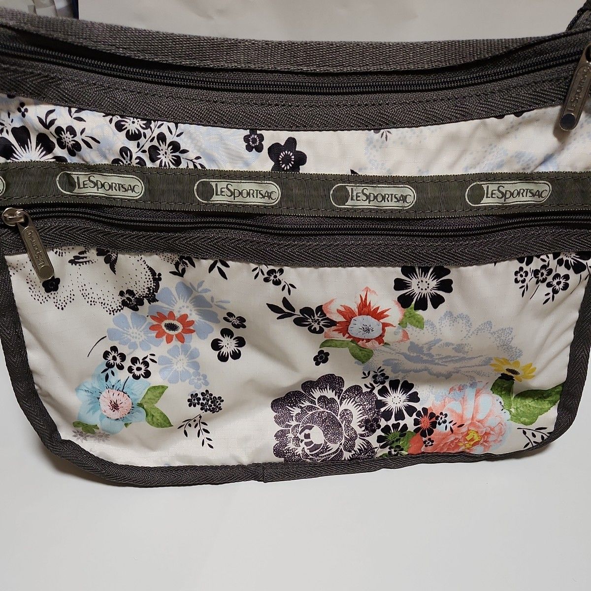 オオイヌさま専用【美品】LeSportsac ショルダーバッグ DELUXE EVERYDAY レスポートサック　ポーチつき