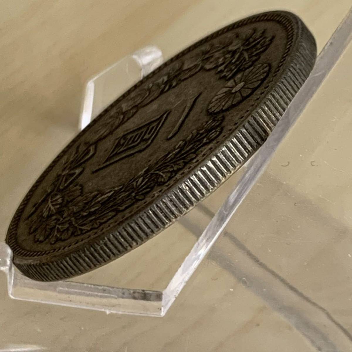 WX1317日本記念メダル 一圓 明治二十三年 菊紋 日本硬貨 貿易銀 日本古銭 コレクションコイン 貨幣 重さ約26g_画像3