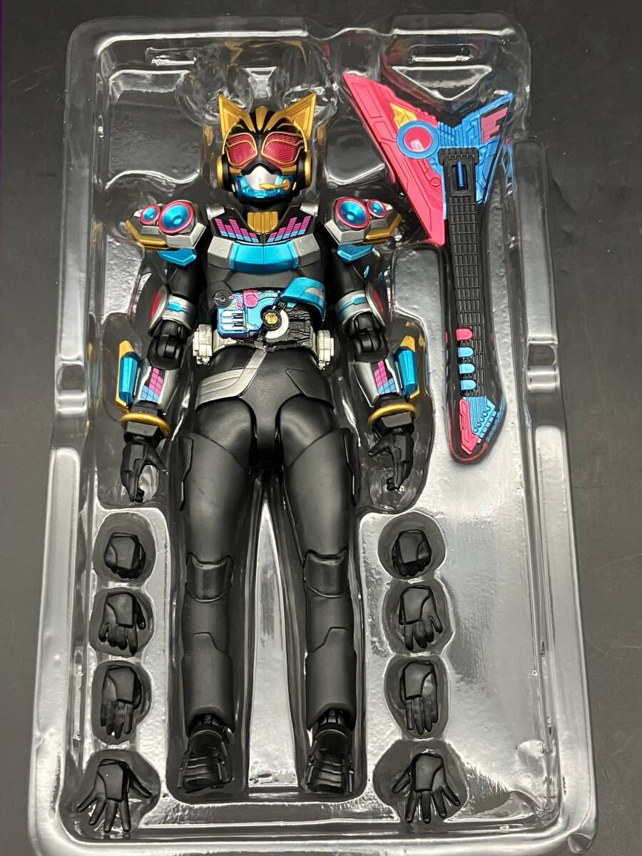 ★【同梱不可】中古品 S.H.Figuarts フィギュアーツ 仮面ライダーナーゴ ビートフォーム 仮面ライダーギーツ_画像3