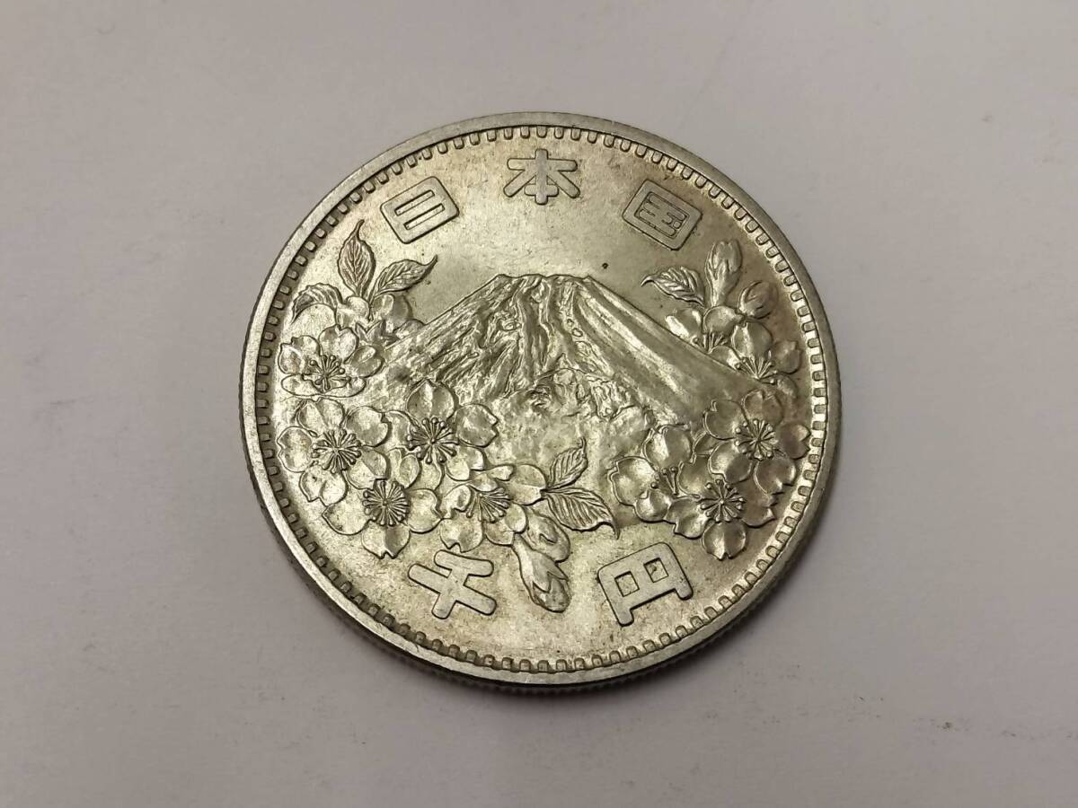 1964 東京オリンピック 1000円銀貨　〈表〉富士山 桜　〈裏〉五輪マーク 桜　昭和39年　千円銀貨 現状品　④_画像2