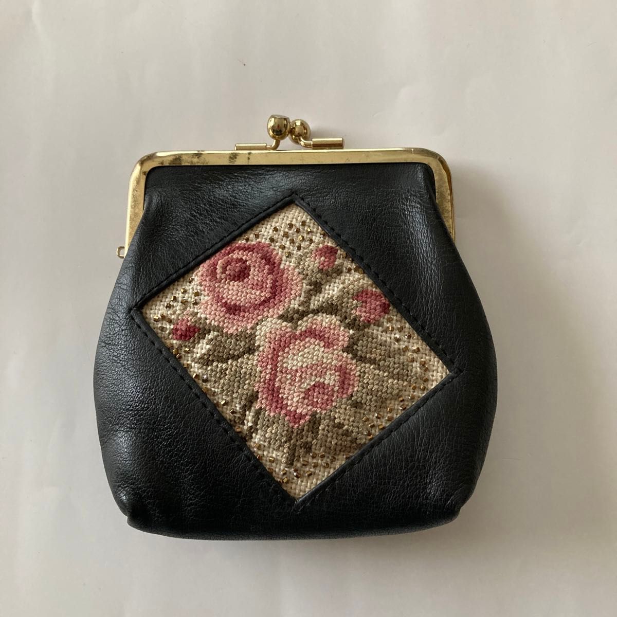 【ハンドメイド】薔薇刺繍付きがま口　小物入れ　ポーチ　大　