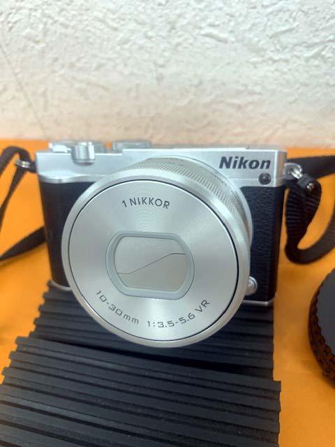 ニコン☆NIKON☆J5☆ミラーレス一眼カメラWズームレンズキット☆NIKKOR VR 10-30㎜ F/3.5-5.6☆VR 30-110㎜ F/3.8-5.6☆訳アリ品☆超美品_画像2