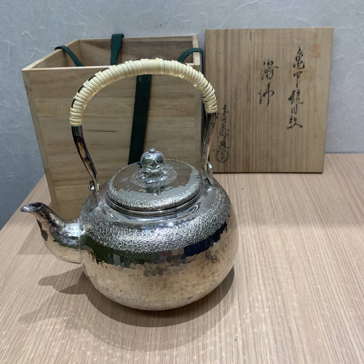 【N-17623】1円スタート 銀瓶 茶道具 薬缶 煎茶道具 丸形 563ｇ 変色有 底裏刻印有 木箱付 保管品_画像1