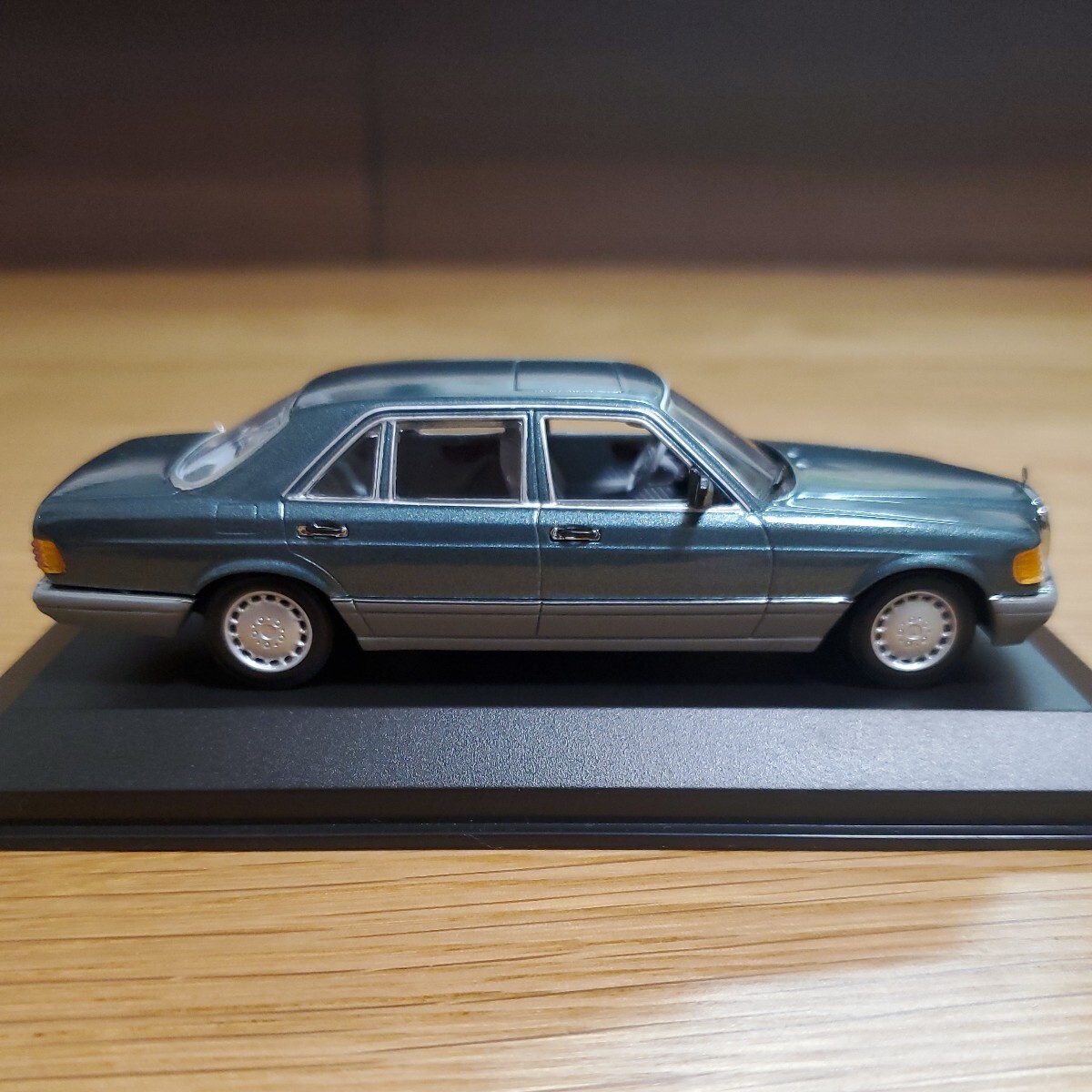 1/43 ミニチャンプス MINICHAMPS ミニカー/Mercedes-Benz 560 SEL 1989-91 Petrol metallic/メルセデス・ベンツ 560 Sクラス ペトロル _画像3