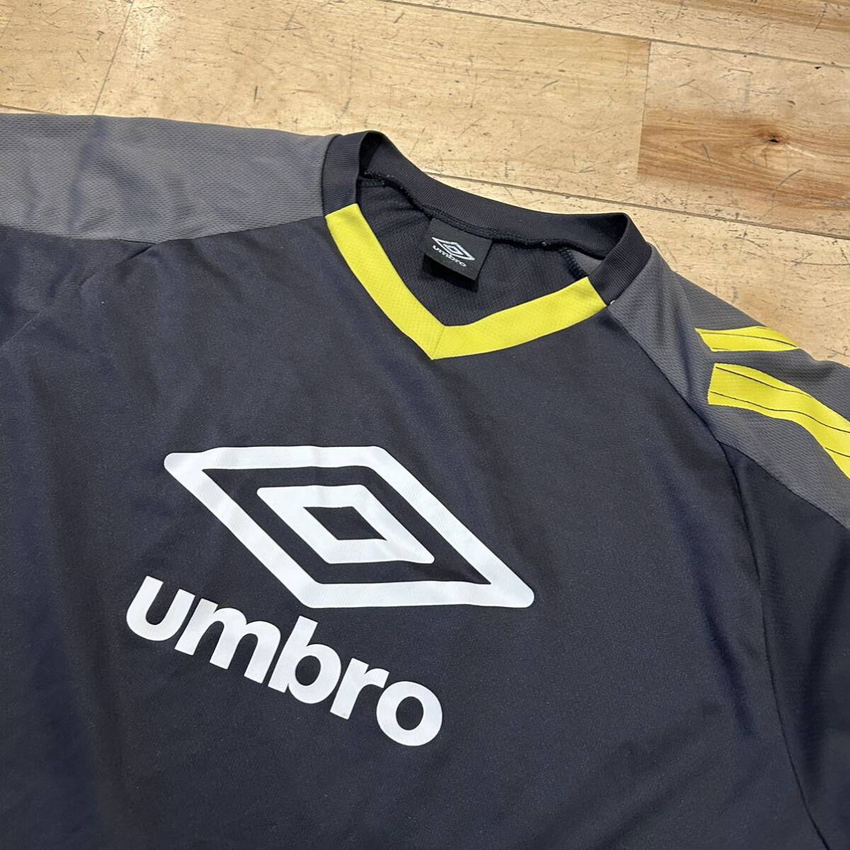 ★UMBRO/アンブロ/ドライシャツ/スポーツシャツ/半袖/Tシャツ/ドライ/速乾/スポーツ/ロゴ/メンズ/Lサイズ_画像2