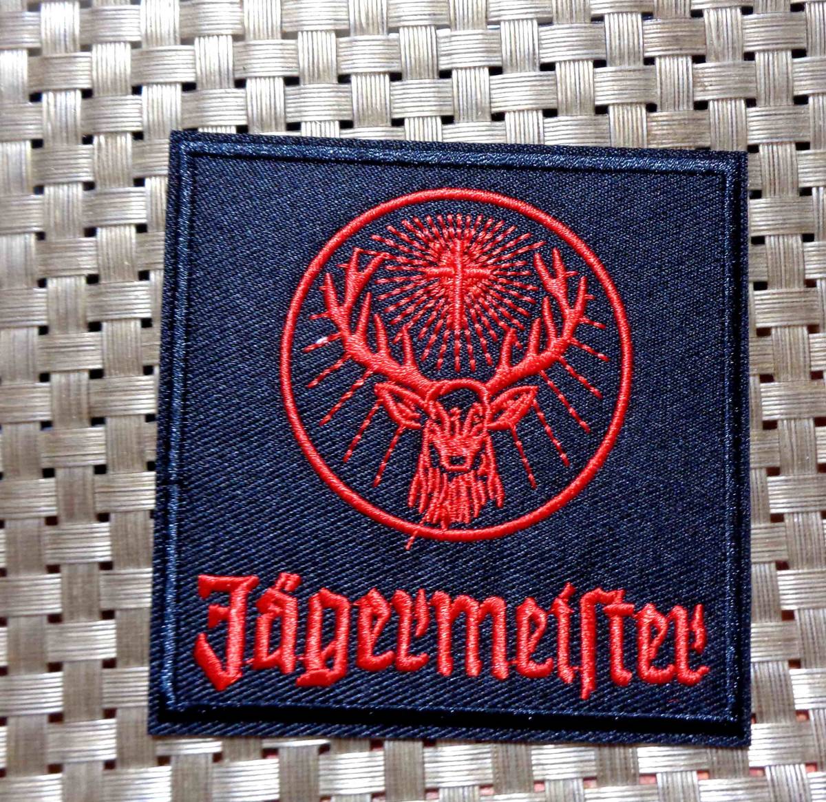 黒赤（正方形）◆新品イエーガーマイスター Jagermeister ドイツ リキュール  刺繍ワッペン（パッチ）◆ 鹿 十字架 ■ 洋服・衣類DIYの画像1