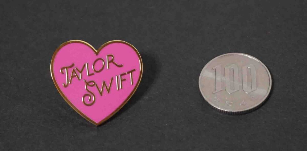 《PIN桃桜心TS》■新品■Taylor Swift テイラースウィフト 『LOVE』金属ピンバッジ バッチ■アメリカ Music◆音楽 歌手 ◇コスプレ◎激渋