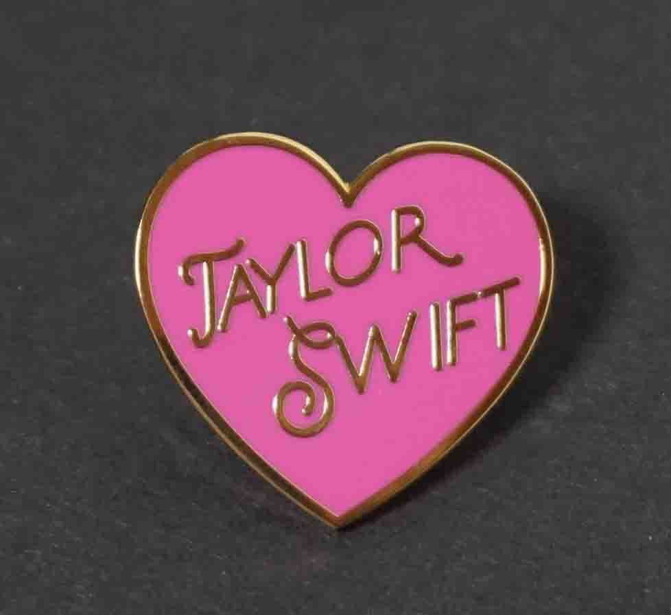 《PIN桃桜心TS》■新品■Taylor Swift テイラースウィフト 『LOVE』金属ピンバッジ バッチ■アメリカ Music◆音楽 歌手 ◇コスプレ◎激渋