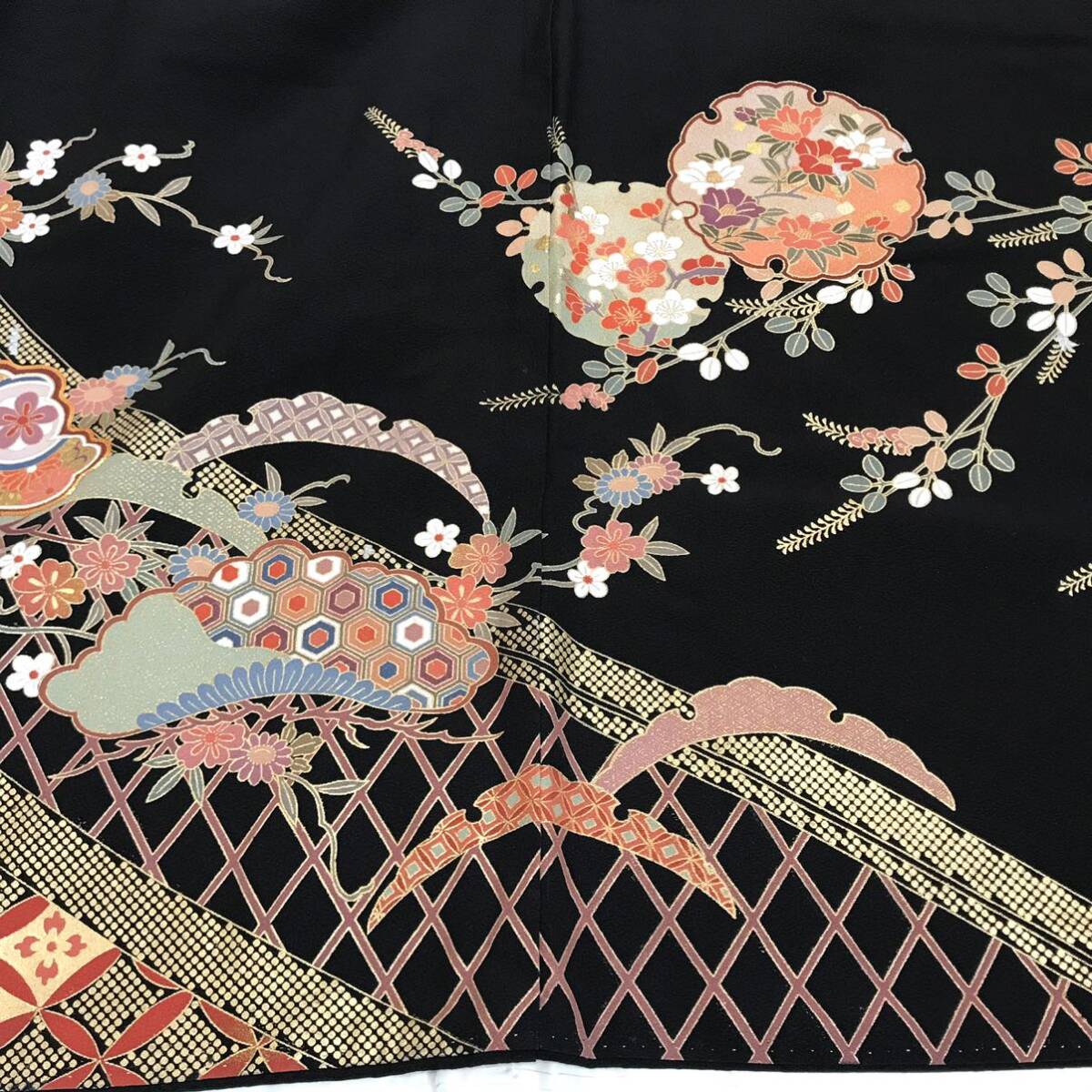 [留袖]黒留袖 美品 正絹 比翼 五つ紋 新菊寿 金彩 友禅染め 刺繍 結婚式 和装 和服 袷 リサイクル着物 kimono japan