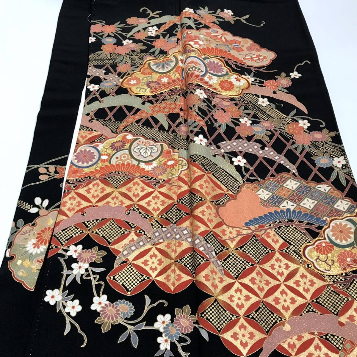 [留袖]黒留袖 美品 正絹 比翼 五つ紋 新菊寿 金彩 友禅染め 刺繍 結婚式 和装 和服 袷 リサイクル着物 kimono japan