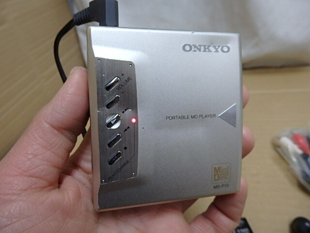 〇ポータブル MD カセット プレーヤー ONKYO MD-P10 オンキョー 本体 コントローラー ACアダプター 電池ボックス 取説 イヤホン バッテリー_画像2