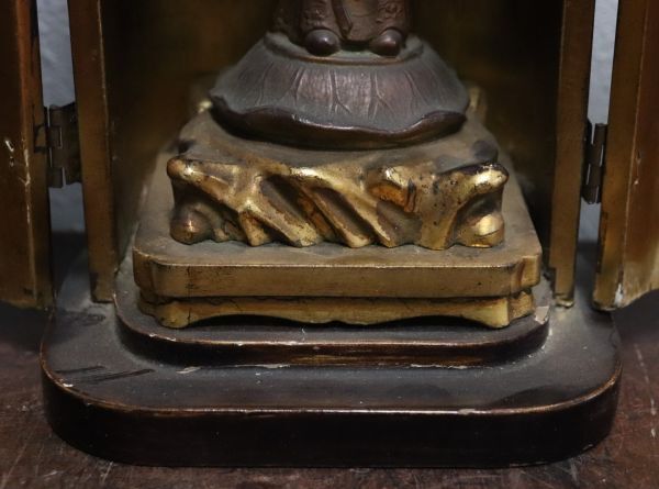 古い木製の厨子に納められた金属製の鬼子母神像 n408_画像4