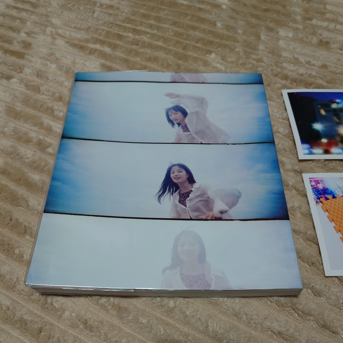広瀬すず　10周年記念写真集「レジャー・トレジャー」ポストカード２枚付き　美品_画像3