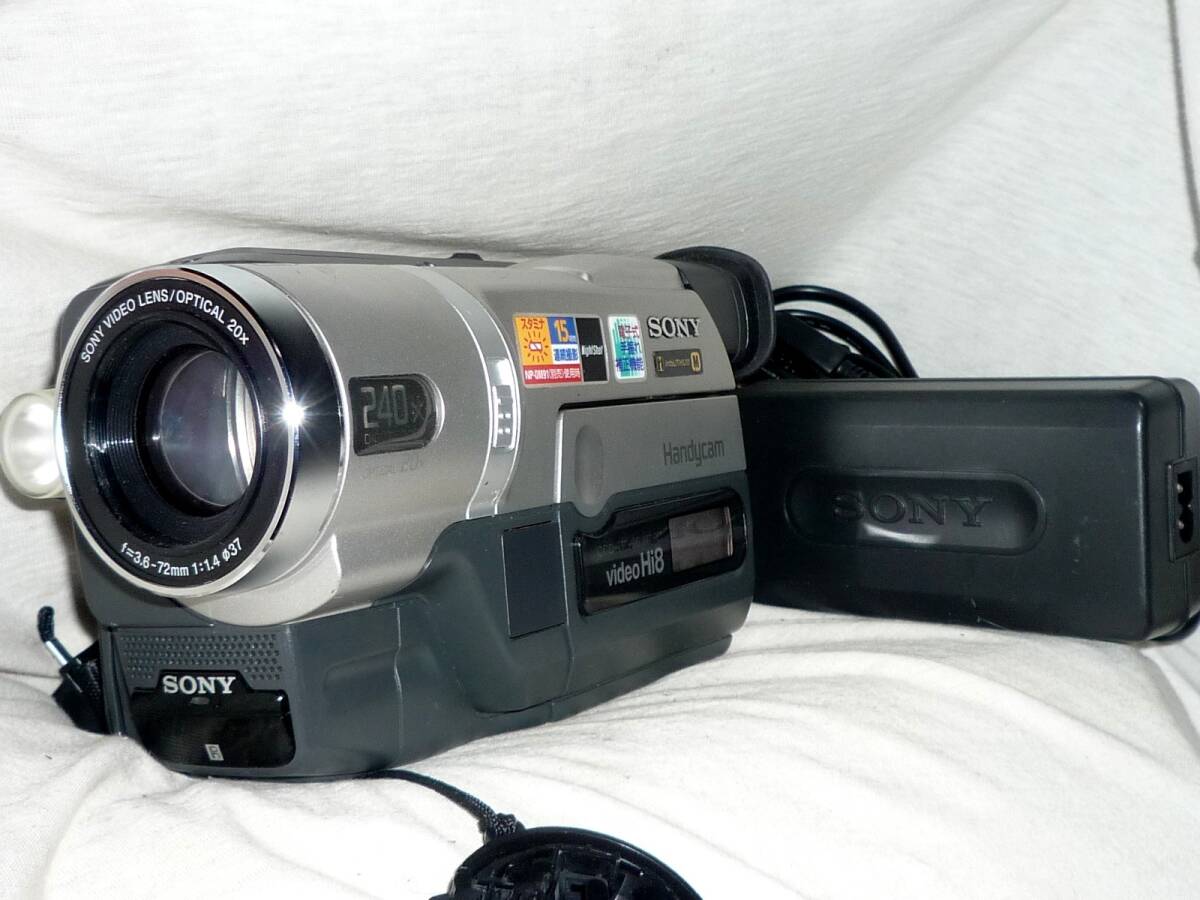ソニー Hi8ビデオカメラ CCD-TRV96・ナイトショット付 (バッテリー・ACアダプタ付)動作品の画像1